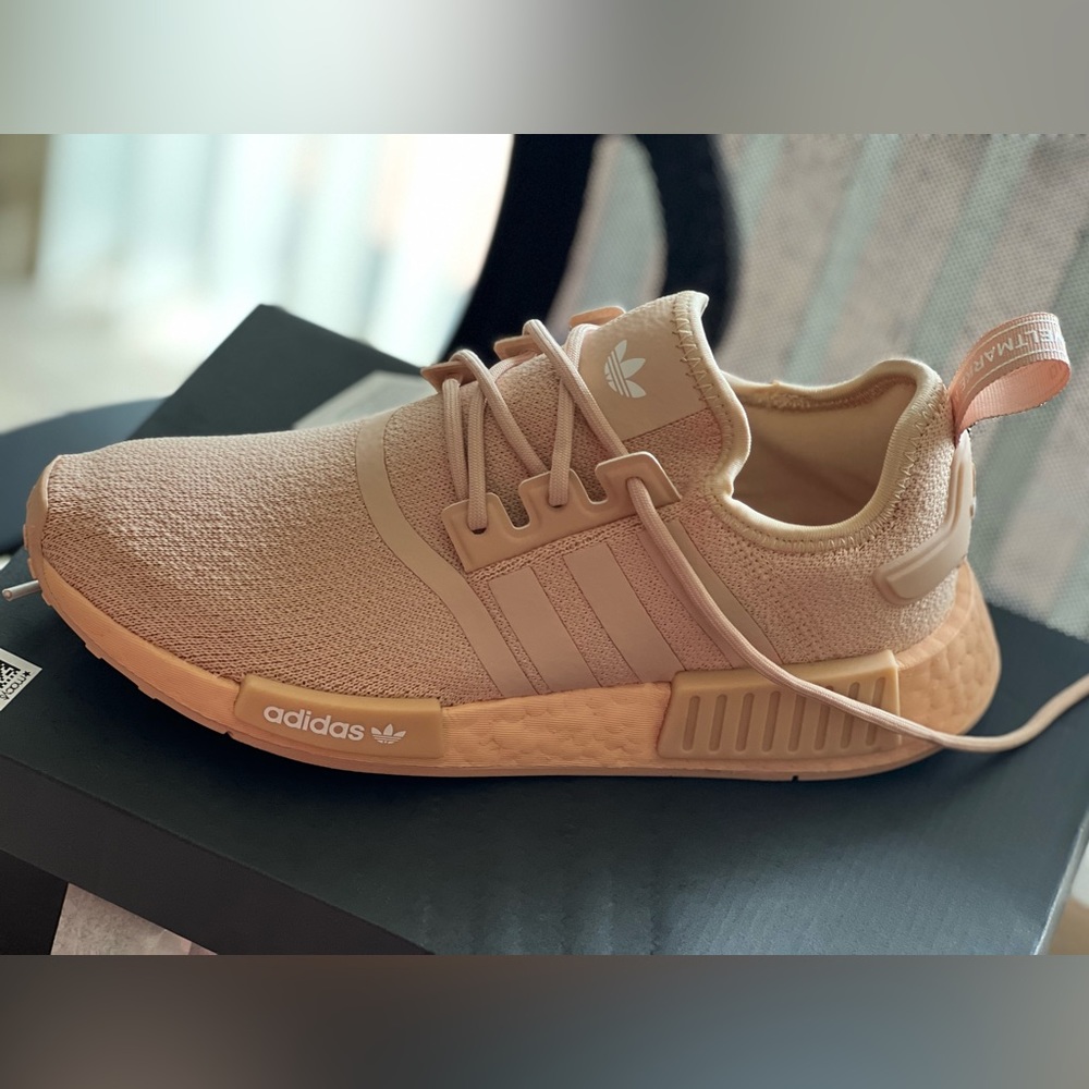 New. Never worn sneakers! Super comfortable! Beautiful color. Women’s 7.5 shoe.